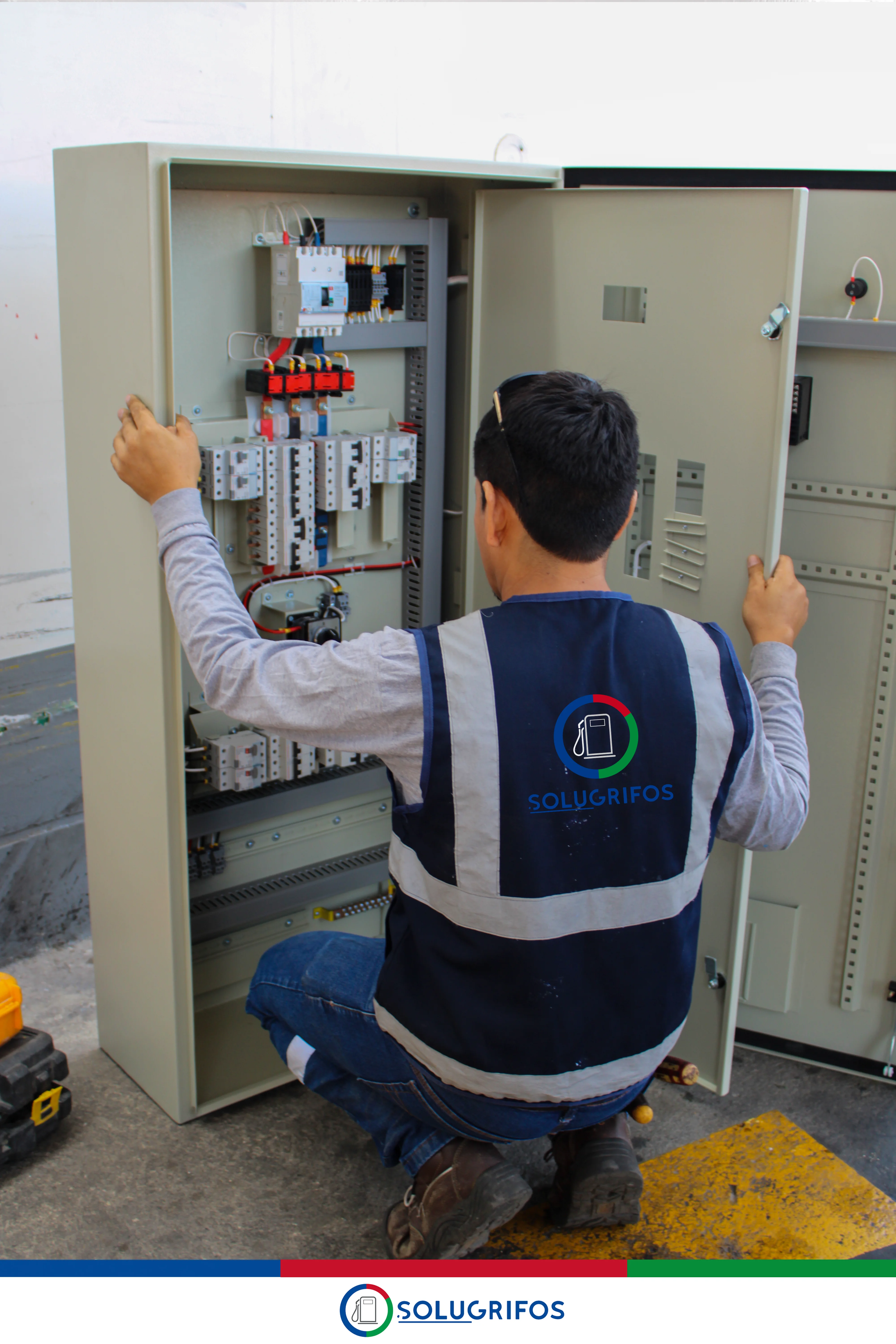 Instalación de tablero eléctrico para combustible líquido — foto 5