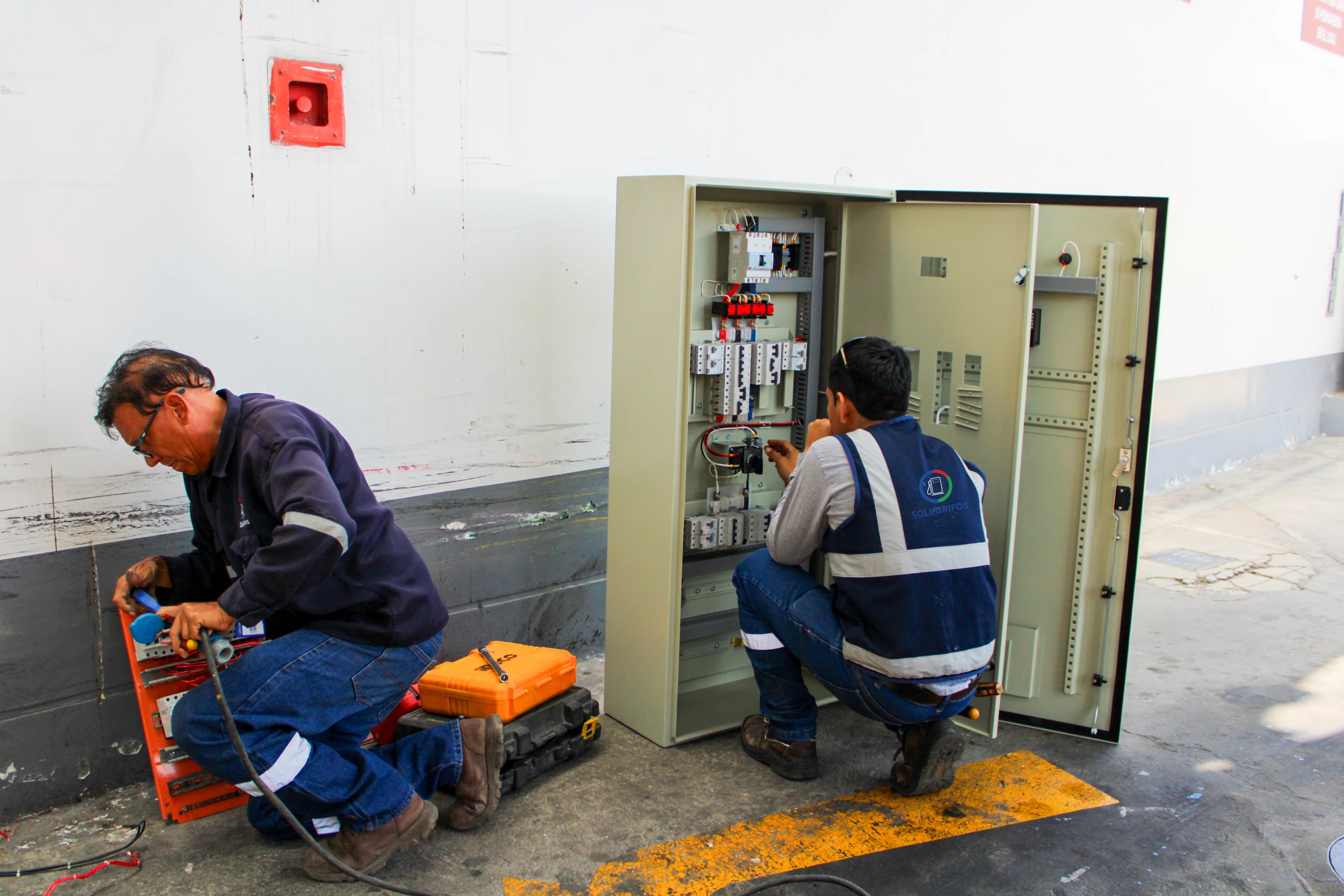 Instalación de tablero eléctrico para combustible líquido — foto 6